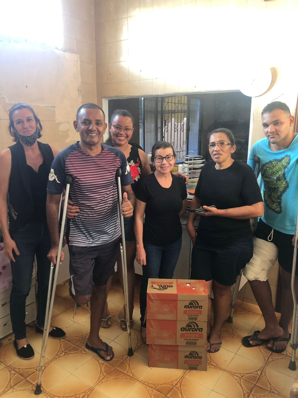 Voluntárias preparando refeições na cozinha da casa