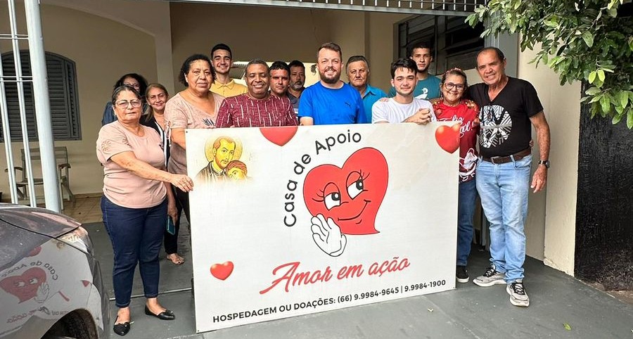 Fachada da casa de apoio com jardim florido